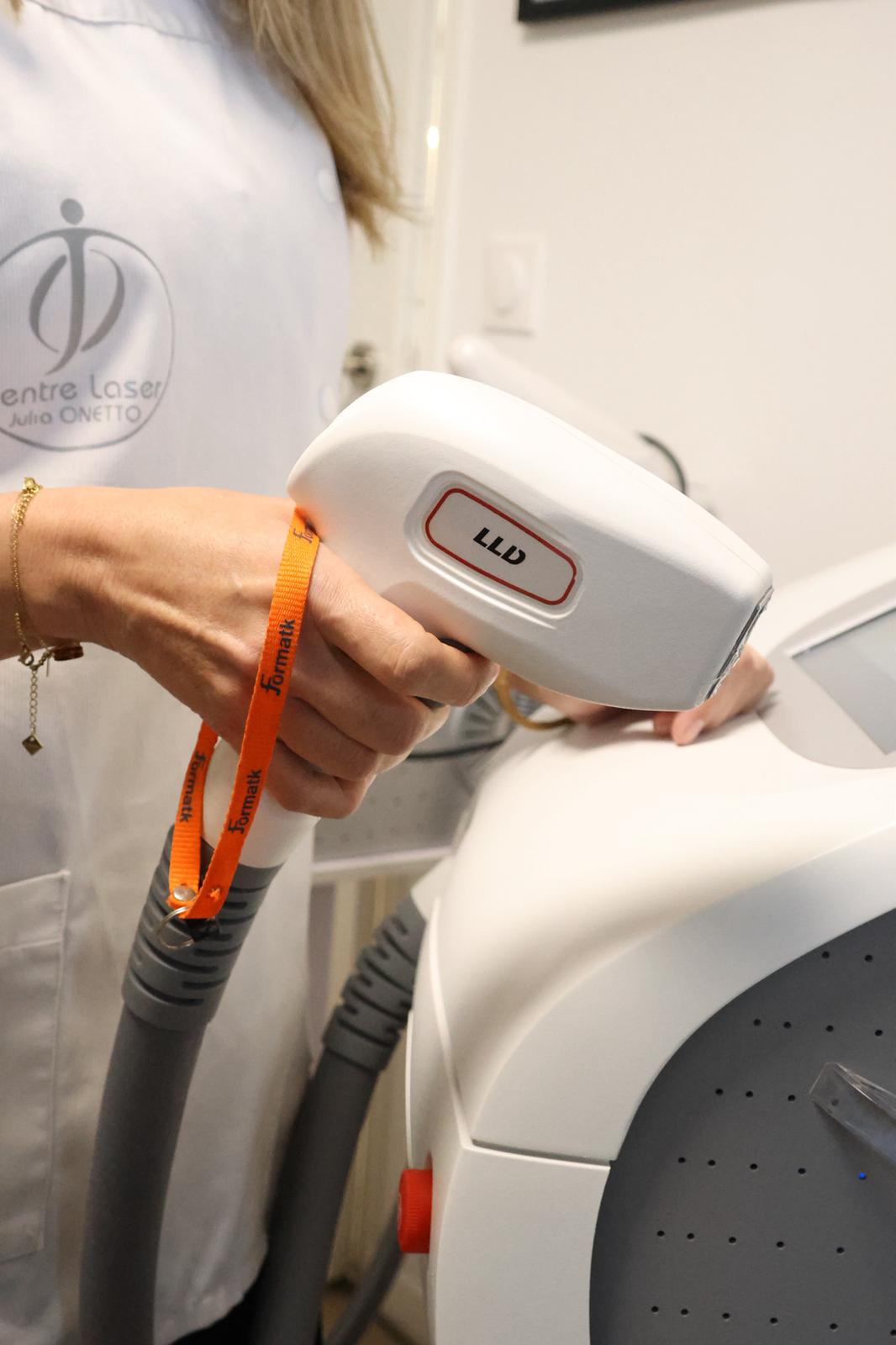 Centre d'épilation laser & électrolyse Julia Onetto à La Seyne-sur-Mer Julia Onetto tient dans sa main un appareil à épilation laser
